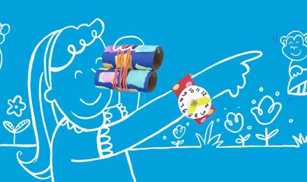 Děti zabavují pětileté děti s dalekohledy a dalšími hračkami vyrobenými z pomalované lepenky