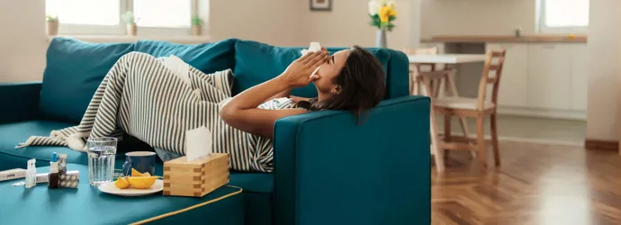 Žena s nadražujućim kašljem pokušava piti čaj