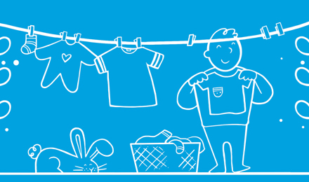 Ilustracija dečaka koji širi opran veš na žicu za sušenje kao primer kućnih poslova za decu