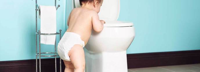 Ein Kleinkind schaut in eine Toilette