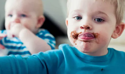 Ein Kind mit Schokoladenflecken im Gesicht
