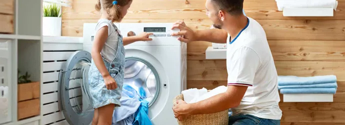 Apa és lánya mossa a ruhákat együtt vidáman