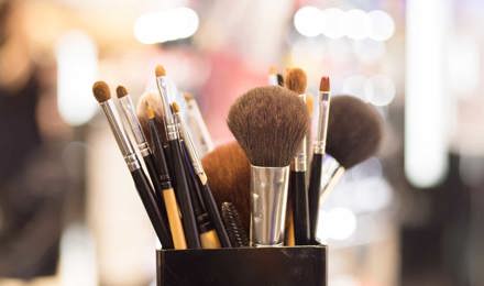 Крупный план профессиональных кистей для макияжа
