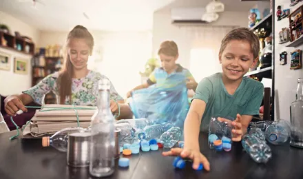 3 деца чудели какво можете да рециклирате, организиране на различни видове пластмаси в контейнери в кухня