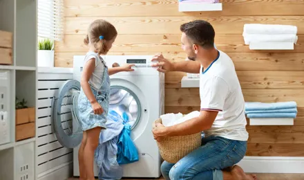 Баща и дъщеря дете пере заедно в забавни детски пералня време