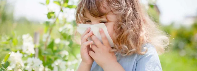 Fetiță suflă nasul pentru a calma alergia la polen