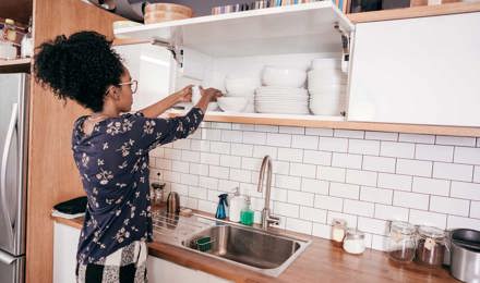 Женщина наводит порядок на кухне 