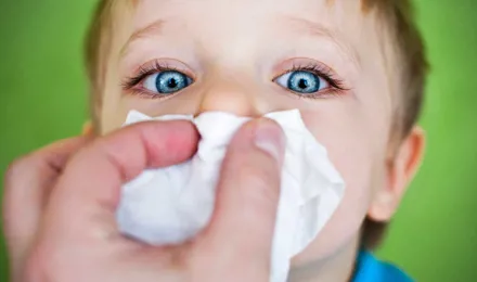 Chlapec a čistění nosu papírovým kapesníkem