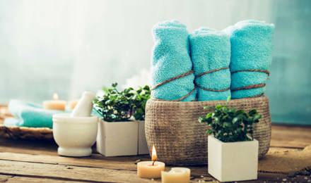 Koupelnové dekorace pro skvělý pocit - tyrkysové ručníky, svíčky a rostlinky