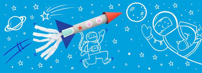 Igračka raketa izrađena od kartonske cijevi i papira na ilustriranoj pozadini plavog svemira