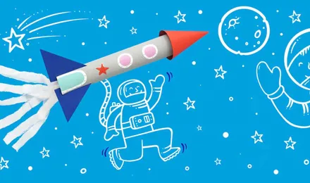 Igračka raketa izrađena od kartonske cijevi i papira na ilustriranoj pozadini plavog svemira