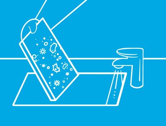 Ein weißer Umriss von Händen auf einem blauen Hintergrund, die mit Seifenwasser Bakterien von einem Schneidebrett waschen.