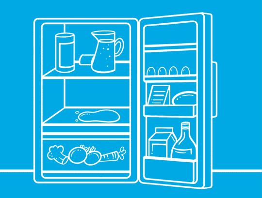 Ein weißer Umriss von Händen auf einem blauen Hintergrund, die alte Lebensmittel aus einem Kühlschrank entfernen und dann ein Reinigungsspray verwenden.