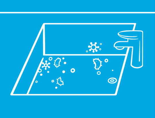Weiße Umrisse von Händen auf blauem Hintergrund, die Bakterien aus dem Inneren eines Waschbeckens mit Spray besprühen und das Becken reinigen.