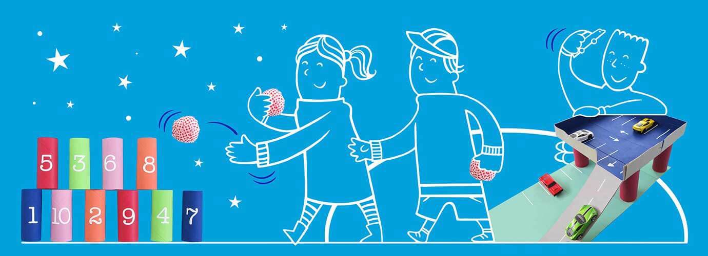 Illustrierte Kinder spielen Spiele für Kinder ab 4 aus angemalten Papprollen