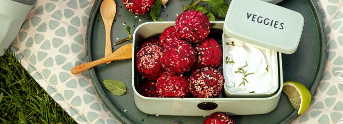 Pink-Sesam-Falafel Rezept: Mit frischer Rote Bete, muss man probiert haben!