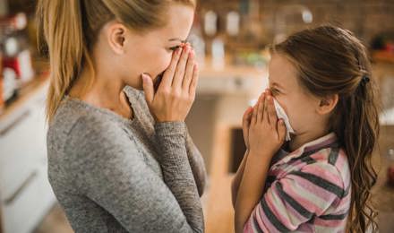 Матери показывая ее дочери, как остановить кровотечение из носа
